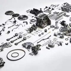 Rozłożony silnik ecoboost: blok, wał korbowy, tłoki, wtryskiwacze, turbosprężarka i inne części.