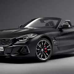 Un elegante BMW Z4 capota dura negro mate, listo para la carretera.