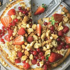 Ein köstlicher low carb Kuchen mit frischen Beeren, Streuseln und Sahne. Ein Genuss für alle Sinne!