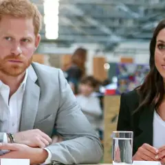 Meghan i Harry siedzą przy stole, rozmawiając.