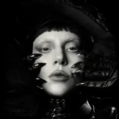 Lady Gaga w czerni, z pazurami i welonem. Wygląda jakby przygotowywała się do koncertu w Polsce.