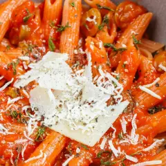Penne z sosem pomidorowym, oliwkami i parmezanem. Idealny tani szybki obiad, który zadowoli każdego.
