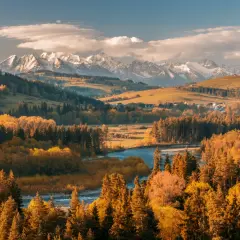 Malowniczy widok na Tatry, rzekę i jesienne lasy. Idealne miejsce na letnie atrakcje w Białce Tatrzańskiej.