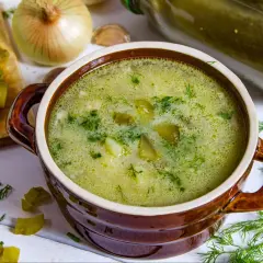 Zupa ogórkowa lekkostrawna? Sprawdź, jak ją zrobić!