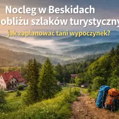 Dwa plecaki czekają na szlaku w Beskidzie Małym. W oddali widać domki i mgliste doliny.