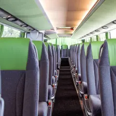 Wygodne siedzenia w autokarze, idealne, by dowiedzieć się, jak dojechać z Bolonii do Florencji.