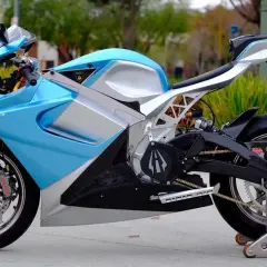 La motocicleta eléctrica Lightning LS-218, de color azul cielo y plata, luce un diseño futurista y deportivo.