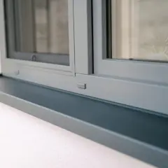 Parapet pod okno czy do okna: co wybrać dla lepszej izolacji?