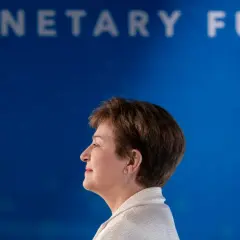 Kristalina Georgieva, szefowa IMF (Międzynarodowego Funduszu Walutowego), na tle niebieskiego banera z napisem "MONETARY FUND".