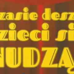 W czasie deszczu dzieci się nudzą! Napis na tle teatralnej kurtyny.