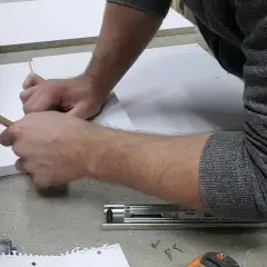 Jak zamontować prowadnice kulkowe do szuflad bez błędów i frustracji