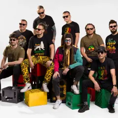 Dziewięciu mężczyzn, polski zespół reggae, pozuje w stylowych okularach przeciwsłonecznych.