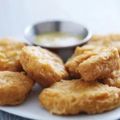 Złociste nuggetsy z McDonald's, chrupiące i apetyczne, gotowe do zanurzenia w sosie.