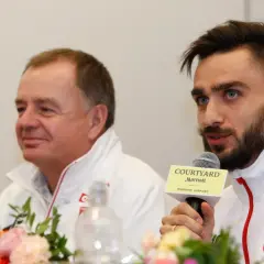 Zbigniew Król, trener, z młodym sportowcem podczas konferencji prasowej.