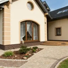 Jak wybrać idealną kostkę brukową do brązowego dachu? Praktyczne porady i inspiracje