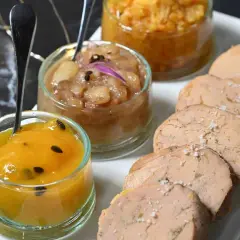 Tranches de foie gras savoureuses, accompagnées de compotées de fruits et d'oignons. Un délice pour les fêtes.