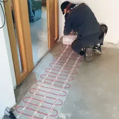 Instalacja ogrzewania podłogowego elektrycznego. Zastanawiasz się nad ogrzewanie podłogowe elektryczne koszty miesięczne? To pierwszy krok do komfortu i oszczędności.