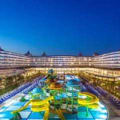 Eftalia Ocean: rozświetlony hotel z parkiem wodnym i basenami, idealny na wakacje nad morzem.