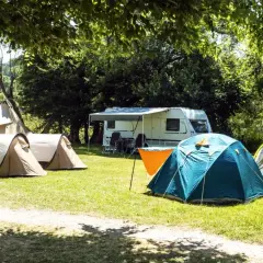 Gdzie pod namiot z dzieckiem? Najlepsze kempingi w Polsce dla rodzin