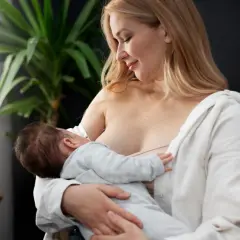 Matka karmi piersią dziecko. Wiele kobiet zastanawia się, po jakim czasie od porodu można zajść w ciążę, gdy karmią.