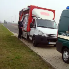 Inspektor transportu kontroluje białą ciężarówkę. Do ilu ton można jeździć na kat B?