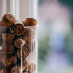 Korki po winie i nakrętki: Kreatywne pomysły DIY dla każdego!