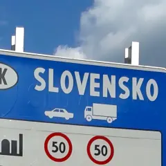Granica Słowacji. Znak informuje o ograniczeniu prędkości do 50 km/h. Warto sprawdzić, ile kosztuje winieta na Słowacji przed podróżą.
