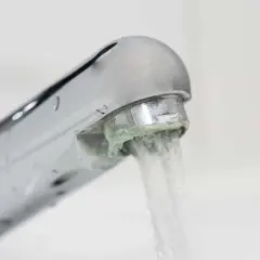 Robinet entartré, signe d'eau dure. Un adoucisseur d'eau est essentiel pour une eau potable de qualité et pour préserver vos appareils.