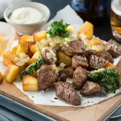 Biff Rydberg-inspirerad rätt med tärnad biff, stekt potatis, lök och en skål med sås. Ett perfekt biff rydberg recept för en härlig middag.