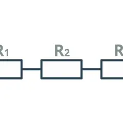 Schemat obwodu elektrycznego z trzema rezystorami R1, R2, R3 połączonymi szeregowo.
