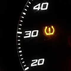 Żółta kontrolka ciśnienia opon świeci się na desce rozdzielczej, obok oznaczeń 30 i 40.
