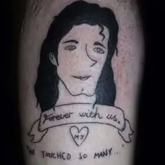 Nietypowy tatuaż portret Michaela Jacksona z napisem "Forever with us" i sercem z inicjałami MJ.