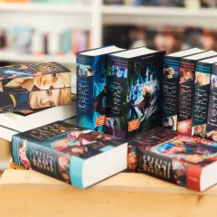 Bücher der Reihe "Keeper of the Lost Cities" in deutscher Reihenfolge, gestapelt und nebeneinander.
