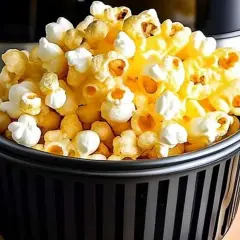 Chrupiący popcorn prosto z frytkownicy beztłuszczowej. Idealna przekąska na wieczór filmowy.