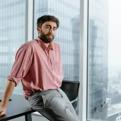 Jaka koszula do szarych spodni? Poradnik stylowego mężczyzny
