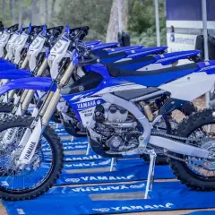 Fila de motos Yamaha WR450F azules y blancas listas para la acción.
