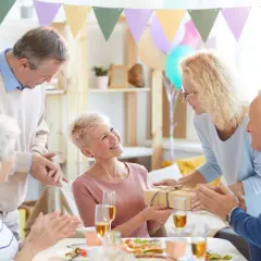Radosne imieniny Adama! Rodzina świętuje, wręczając prezent.