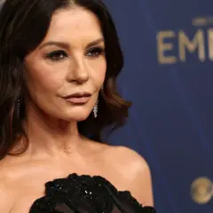 Catherine Zeta-Jones na gali Emmy. Aktorka, której catherine zeta-jones wiek dodaje uroku, prezentuje się olśniewająco w czarnej sukni.