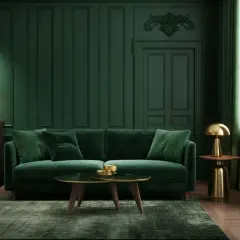Ein Wohnzimmer in tiefem Grün, wo Wand und Decke in gleicher Farbe gestrichen sind, schafft eine luxuriöse Atmosphäre. Ein Samtsofa und goldene Akzente ergänzen den Look.