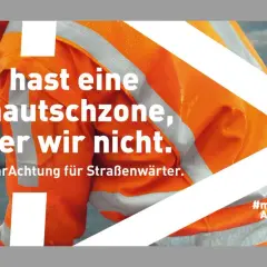 Straßenwärter in Warnweste mahnt: "Du hast eine Knautschzone, aber wir nicht." Nicht angepasste Geschwindigkeit gefährdet Leben. #mehrAchtung