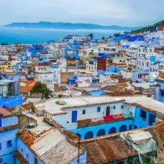 Niebieskie miasto Maroko, Chefchaouen, rozciąga się po zboczu góry, tworząc malowniczy krajobraz.