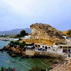 Costa de San Juan de los Terreros, Almería, con casas blancas y acantilados rocosos junto al mar Mediterráneo.