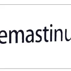 Napis "Clemastinum" na białym tle. Lek na co? Na alergie, swędzenie, katar.