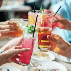 Radosne toasty kolorowymi drinkami i piwem. Czyżby to był początek nagłego spadku tolerancji na alkohol?