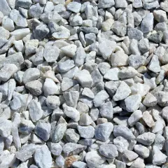 Mnóstwo białego, łamanego tłucznia na podjazd. Idealny materiał, by stworzyć estetyczny i trwały podjazd.