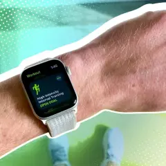 Eine Apple Watch am Handgelenk zeigt ein High-Intensity-Intervalltraining an.
