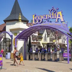 Wejście do Legendia Wesołe Miasteczko. Rodziny wchodzą przez bramki, gotowe na dzień pełen zabawy.