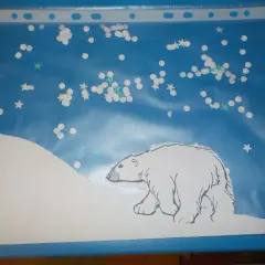 Niedźwiedź polarny na tle nocnego nieba z gwiazdami. Urocza praca plastyczna.