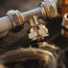 Instalacja hydrauliczna z mosiężnymi złączkami i rurą. Co to jest nypel? To element łączący, jak te widoczne na zdjęciu.