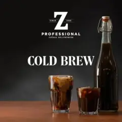 En flaska och två glas med iskaffe. Texten "COLD BREW" syns tydligt, perfekt för ditt nästa cold brew recept.